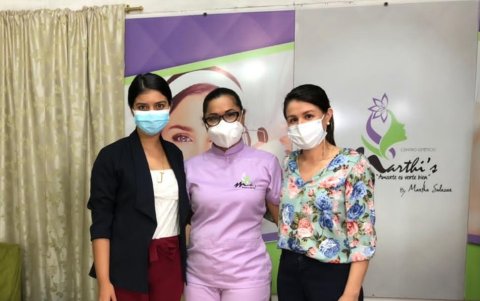 Angélica Sánchez junto a beneficiaria de su fundación.