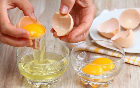 El huevo tiene propiedades beneficiosas para el cabello.