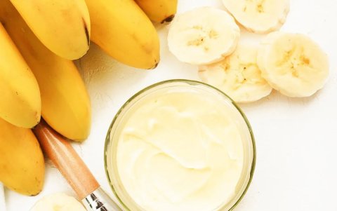 El plátano ayuda a que el cabello no esté tan quebradizo.