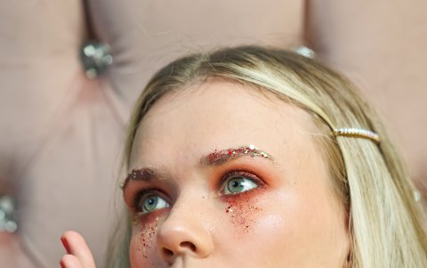 Maquillaje con glitter similar al que usa Rue en Euphoria
