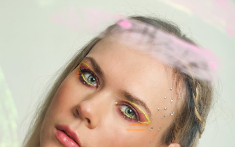 El eyeliner con colores neón pone a prueba la creatividad.