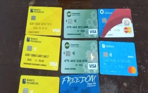 En poder de los detenidos tambien se encontraron tarjetas de crédito y debito, las que son investigadas para esclarecer su procedencia.