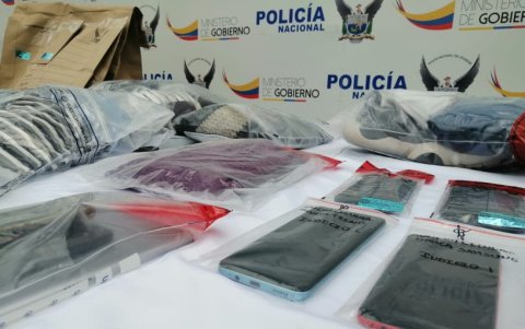 Como evidencias asociativas, la policía incautó varias terminales móviles en poder de los detenidos.