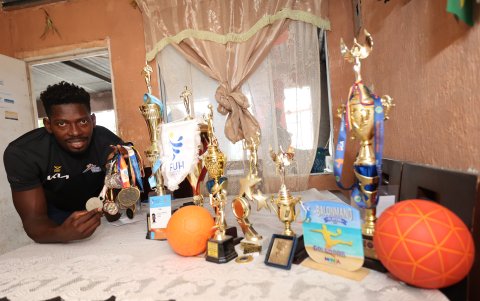 El deportista Eduardo Quiñónez muestra sus trofeos en su domicilio.