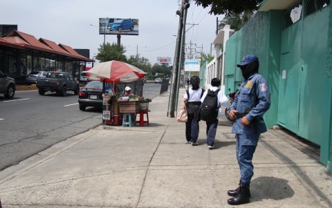 Especial. Blanca Quishpe, quien tiene una discapacidad, mantiene su puesto afuera del 28 de Mayo. Ella pide no ser criminalizada.