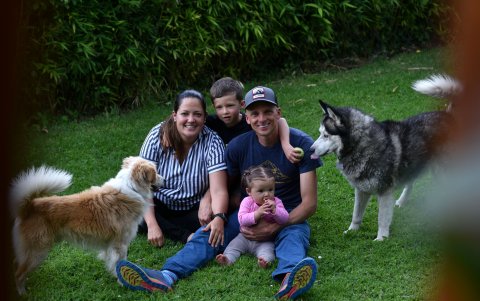 El montañista junto a su esposa e hijos, con quienes tuvo que dejar el país.