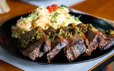 La salsa chimichurri, con su ligero sabor picante , le otorga al plato ese toque especial.