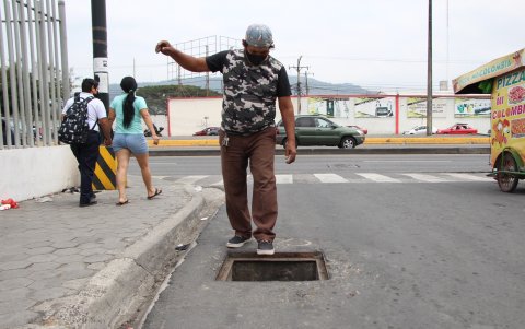 Jaime Maya muestra lo peligroso del hueco en la calle, más aún, para quienes transitan en las noches por el sector.
