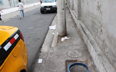 En la misma calle hay otros cuatro huecos sin tapas, además que sirven como baño público y botadero de ropa.