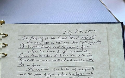 Fotografía cedida por la Casa Blanca donde se aprecia el mensaje que dejó el presidente Joe Biden en el libro de condolencias por la muerte del ex primer ministro japonés Shinzo Abe.