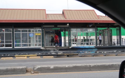 Peligro. Puertas de paradas han sido vandalizadas, como las de la vía a Daule.