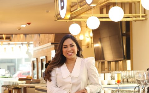 Desde muy chica se vinculó a los negocios, por lo que se preparó en esa rama.