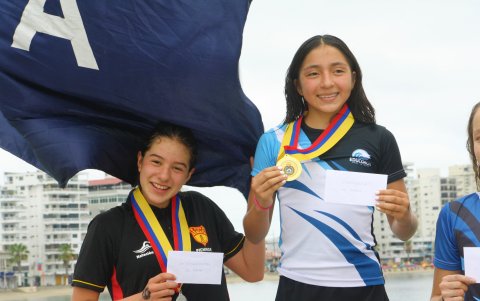 Rafaela Coello (d) muestra con orgullo su medalla de oro ganada en Salinas.