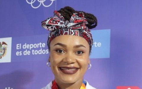 Neisi Dajomes, pesista ecuatoriana, muestra sus preseas doradas en Valledupar.
