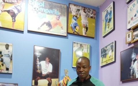 William Araujo conserva la réplica de la Libertadores en una esquina de su casa. Allí también tiene cuadros de su época como albo.
