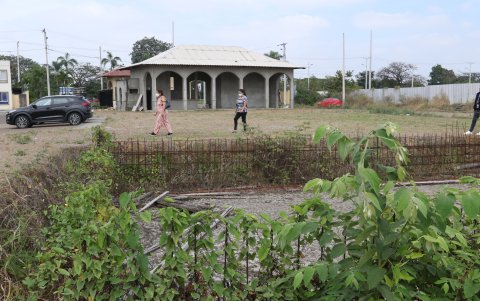 Terreno. Hay decenas de lotes abandonados y llenos de monte. El sector que más genera incomodidad es donde debería estar el club social.