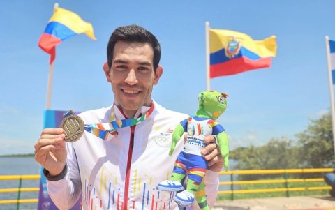 Esteban Enderica muestra una de sus medallas obtenidas en los Juegos Bolivarianos de Valedupar.