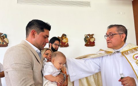 El padre Richard Alarcón bautizó a Lorenzo Emilio.