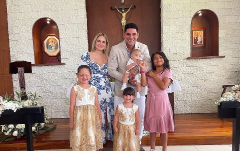 Lorenzo Emilio con sus padres y hermanas.