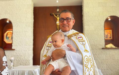 En brazos del padre Richard.