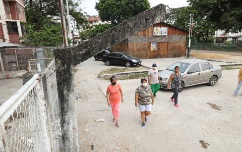 La excancha de fútbol, que ahora es parqueadero, necesita ser intervenida para que sea de utilidad para la comunidad.