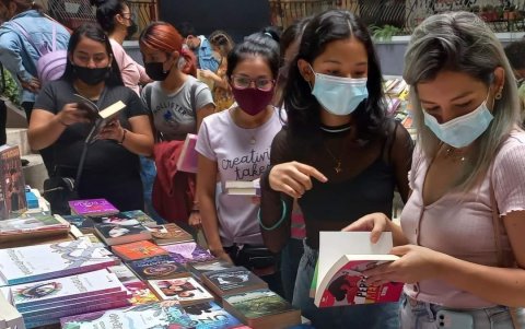 Pasión. Ahora se ve a más jóvenes comprando libros, cómics y novelas literarias en los espacios ambulantes cada fin de semana.