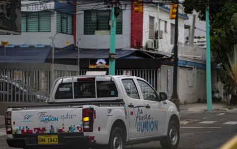 Camioneta municipal junto a domicilio de empresas relacionadas con Juan Carlos Vásconez.
