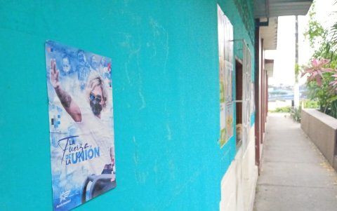 Volantes en fachadas de barrios con la frase 