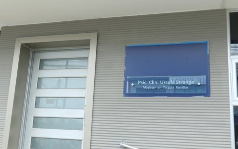 En el edificio, que registra el domicilio de empresas que ganaron contratos de instituciones bajo administraciones socialcristianas, consta un letrero con el nombre de la concejal de la lista 6.