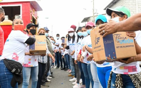 Entrega de kits en sector popular de Guayaquil.