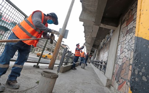 Personal municipal limpiaba ayer la estructura, sin dar razón de por qué lo hacían y qué otros cambios harían.