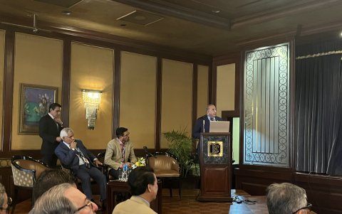 Los ponentes exponen las problemáticas que dificultan el uso del río Guayas