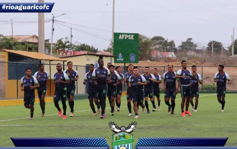 La plantilla de Unión Manabita en uno de los entrenamientos para medir al Bombillo.