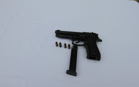 En poder del detenido, la policía encontró un arma de fuego.