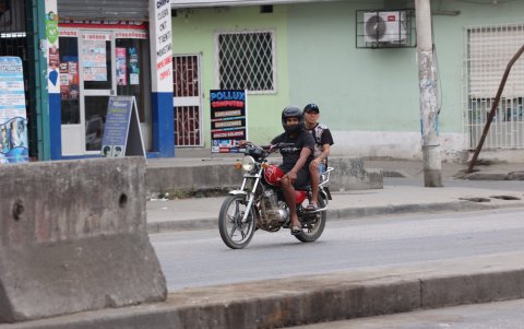 En los barrios populaes es más común el uso de motos, incluso, como medio de transporte familiar.