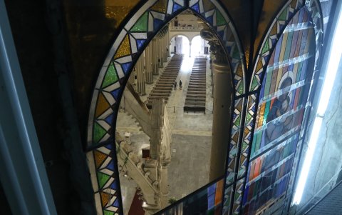 2. Vitrales. Desde el 2016 no se han arreglado. Algunos están rotos y otros ni siquiera están. Solo quedan los espacios que son las puertas para que los animales también vayan a misa.