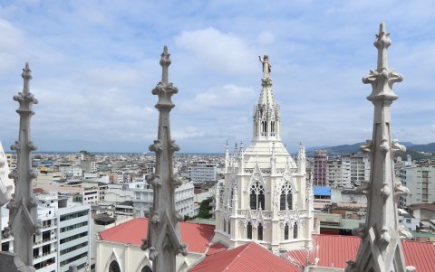 aS

Así luce la Catedral de Guayaquil vista desde lo alto