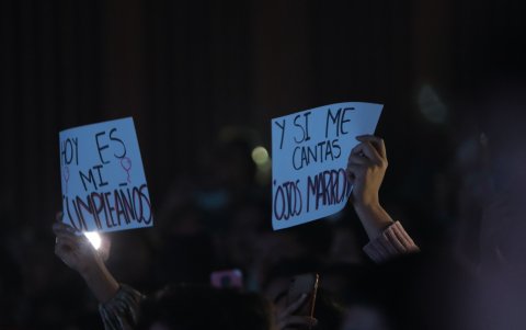 Carteles en el concierto de Lasso.