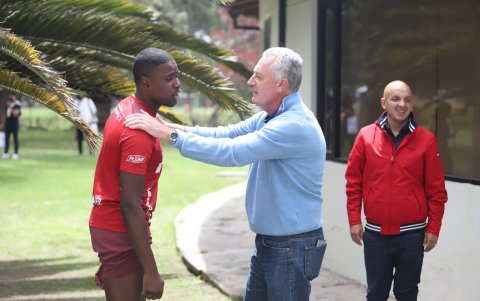 Gustavo Alfaro en el entrenamiento de la Liga.
