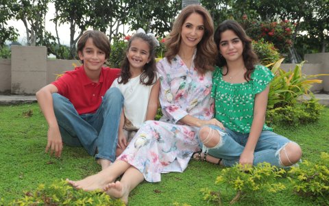 Andrea Vernaza junto a sus hijos.