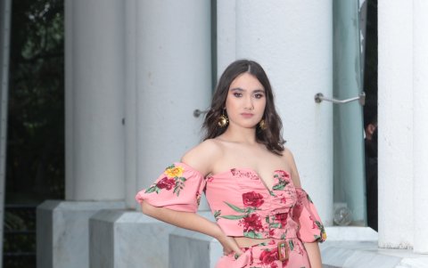 Logre un look romántico con esta top que combina escotes off shoulder con corazón