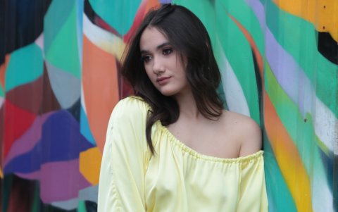 El tono pastel le da sutileza al vestido con hombros descubiertos.