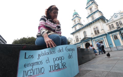 Los profesores muestran sus rostros demacrados por las enfermedades que padecen y por el tiempo que llevan esperando el pago de la compensación jubilar.
