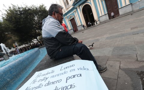 En las pancartas que exhiben, los maestros jubilados muestran su descontento por no haber sido atendidos.