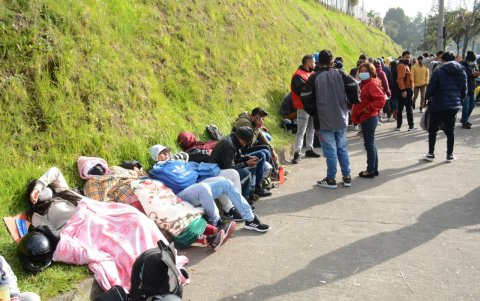 Amanecidos. Desde las 14:00 del miércoles, varias personas pasaron la noche en la avenida Mariscal Sucre