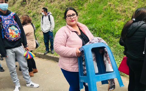 Equipada. Amanda Chávez llegó con ayuda para aguantar el frío y cansancio.