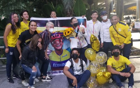 Familiares y amigos de Gabi la recibieron con globos y pancartas la noche del martes 12 de julio en Guayaquil.