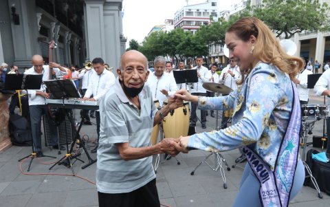 Durante el evento, ciudadanos se animaron a bailar