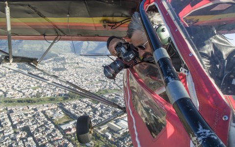El fotógrafo tomando fotos de 'altura'