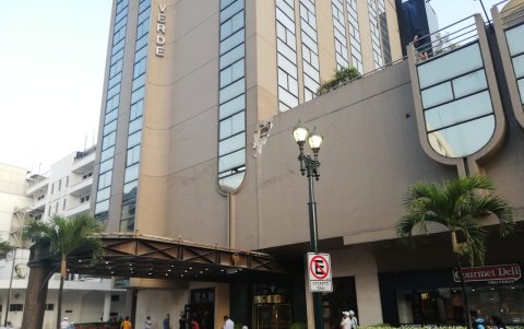 Una pequeña esquinera de la fachada del hotel quedó destruida con el movimiento telúrico.